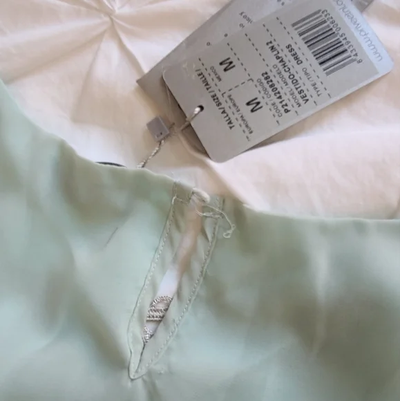 BNWT Privee Gown - M - Picture 5 of 7